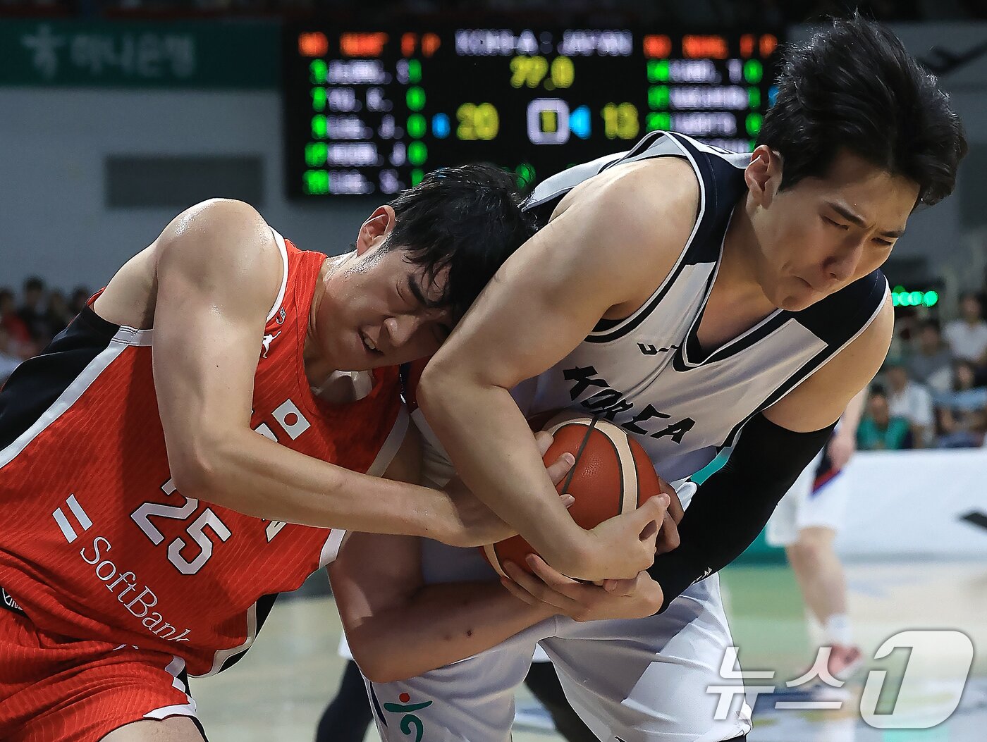 본문 이미지 - 11일 오후 경기도 안양 정관장 체육관에서 열린 하나은행 초청 2025 남자농구 국가대표 평가전 대한민국과 일본의 경기에서 문정현이 일본 카와시마 유토와 치열한 볼다툼을 벌이고 있다. 2025.7.11/뉴스1 ⓒ News1 박정호 기자