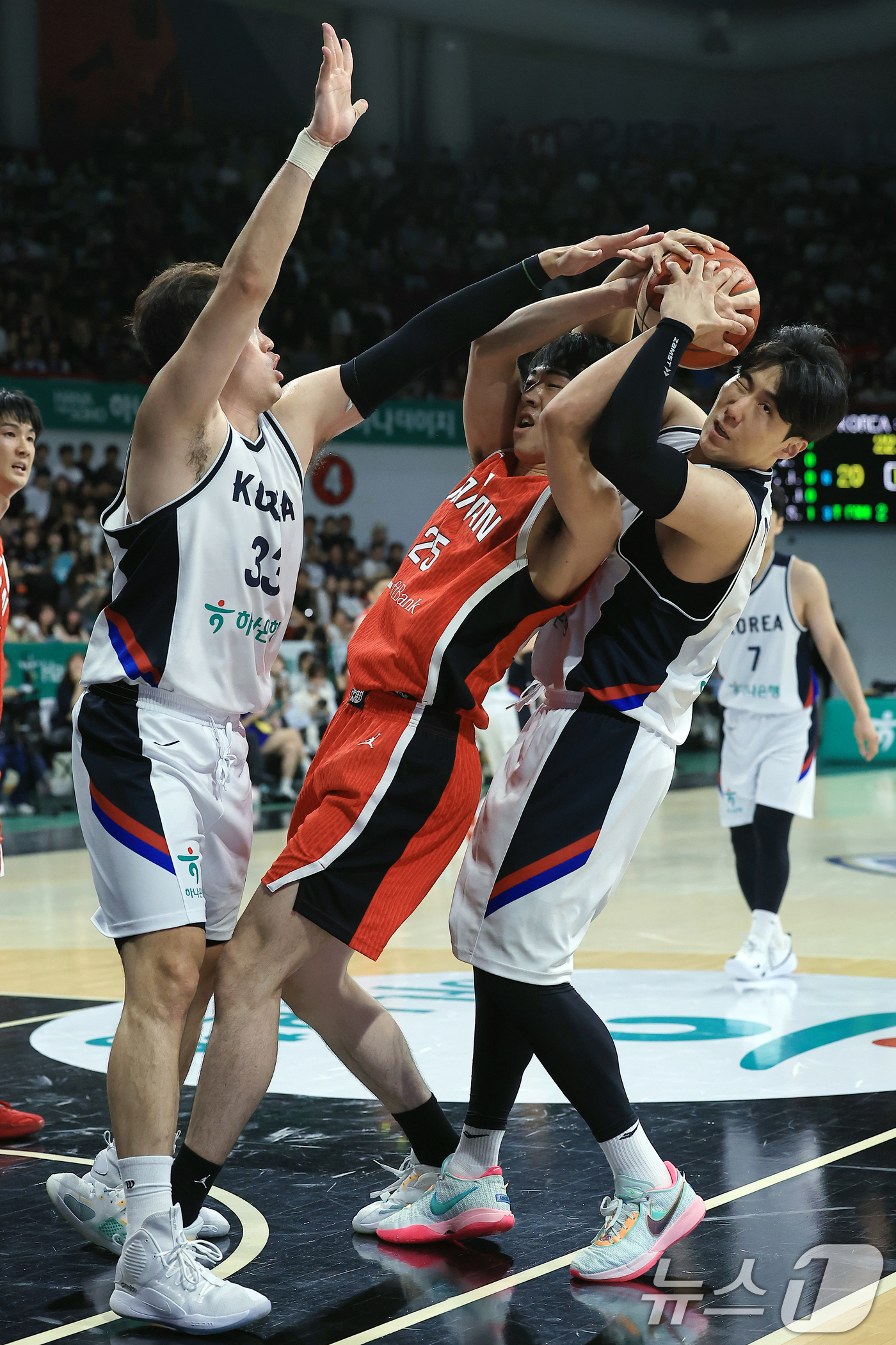 (안양=뉴스1) 박정호 기자 = 11일 오후 경기도 안양 정관장 체육관에서 열린 하나은행 초청 2025 남자농구 국가대표 평가전 대한민국과 일본의 경기에서 문정현이 일본 카와시마 …