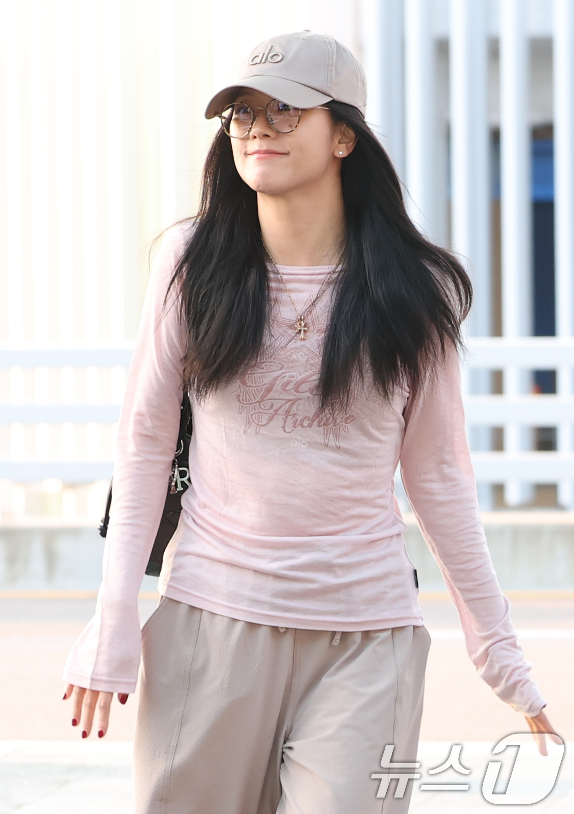 (인천공항=뉴스1) 권현진 기자 = 블랙핑크 지수가 해외 일정을 위해 11일 오후 인천공항을 통해 미국 LA로 출국하고 있다. 2025.7.11/뉴스1