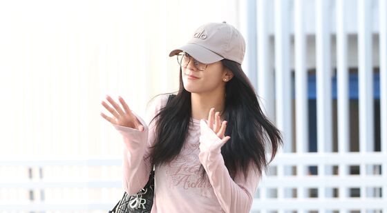 지수, 예쁜 손 인사
