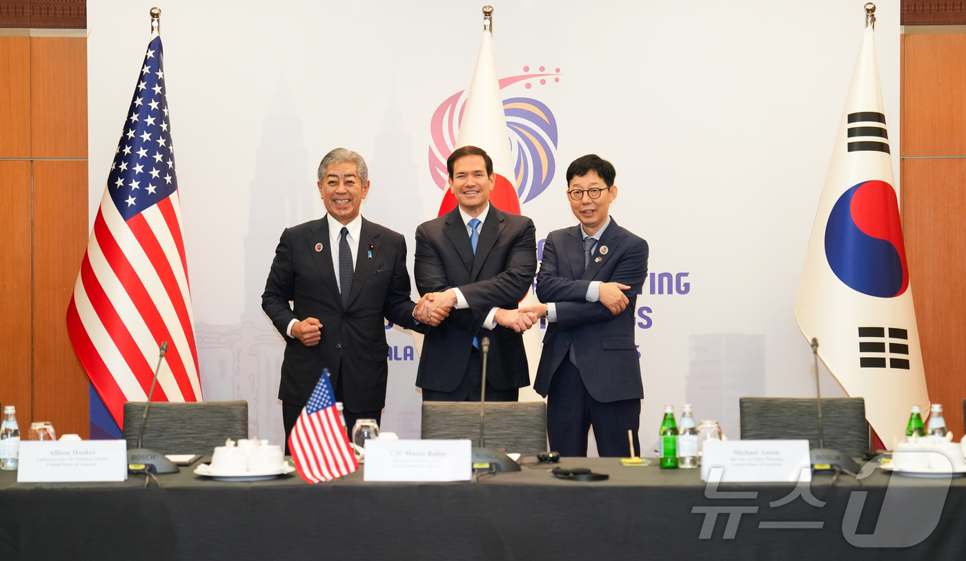 (서울=뉴스1) = 박윤주 외교부 제1차관(오른쪽)이 11일 말레이시아 쿠알라룸푸르에서 열린 한미일 외교장관 회의에 앞서 마코 루비오 미국 국무장관(가운데), 이와야 다케시 일본 …