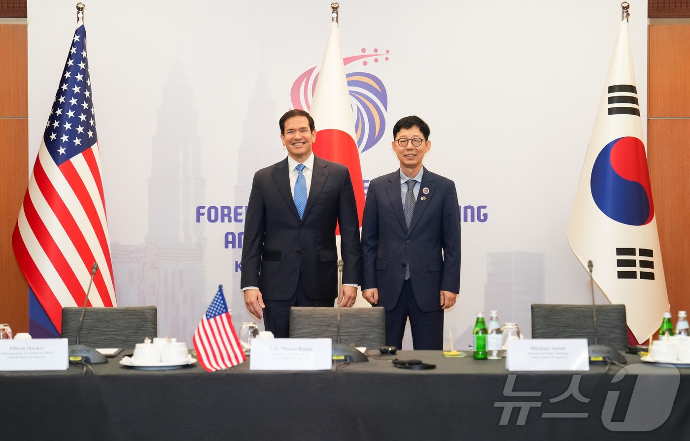 (서울=뉴스1) = 박윤주 외교부 제1차관(오른쪽)이 11일 말레이시아 쿠알라룸푸르에서 열린 한미일 외교장관 회의에 앞서 마코 루비오 미국 국무장관과 기념 촬영하고 있다. (외교부 …