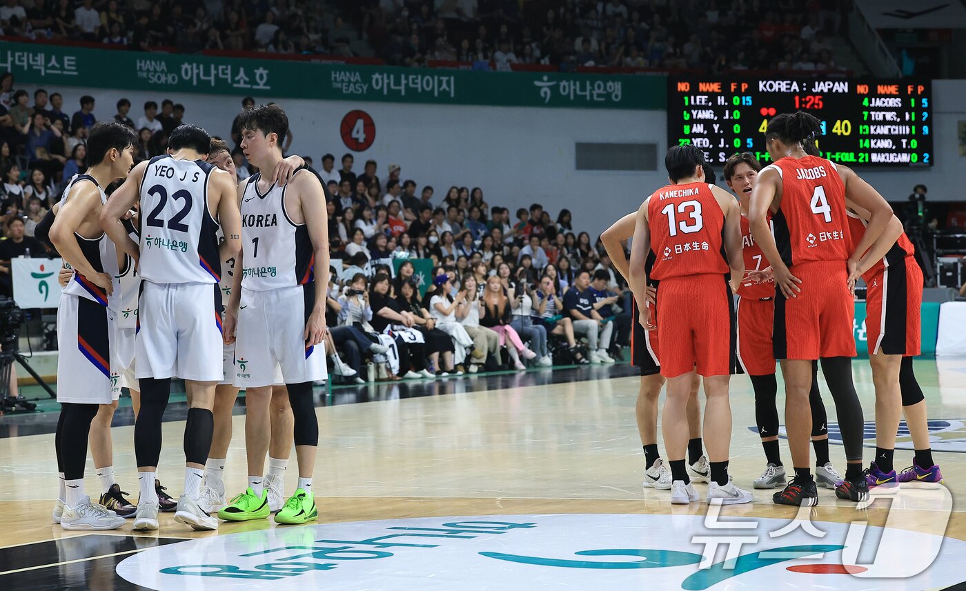 본문 이미지 - 11일 오후 경기도 안양 정관장 체육관에서 열린 하나은행 초청 2025 남자농구 국가대표 평가전 대한민국과 일본의 경기에서 양팀 선수들이 모여 작전을 논의하고 있다. 2025.7.11/뉴스1 ⓒ News1 박정호 기자