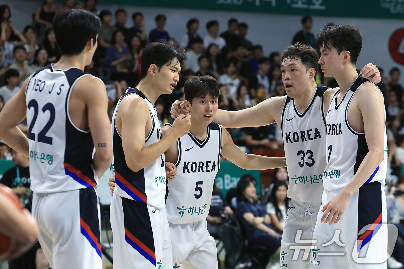 본문 이미지 - 11일 오후 경기도 안양 정관장 체육관에서 열린 하나은행 초청 2025 남자농구 국가대표 평가전 대한민국과 일본의 경기에서 대표팀 선수들이 어깨를 걸고 있다. 2025.7.11/뉴스1 ⓒ News1 박정호 기자