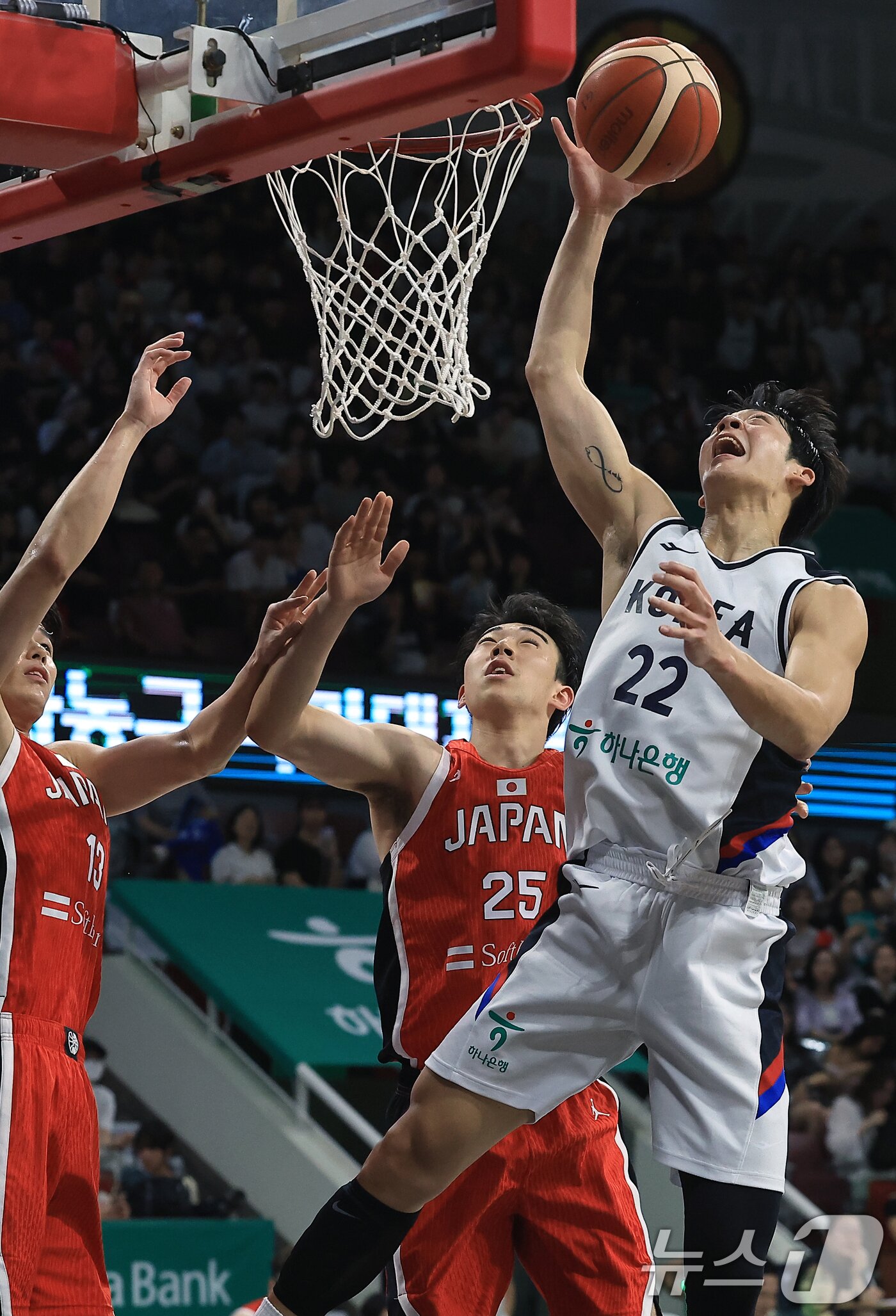 본문 이미지 - 11일 오후 경기도 안양 정관장 체육관에서 열린 하나은행 초청 2025 남자농구 국가대표 평가전 대한민국과 일본의 경기에서 여준석이 리바운드를 잡아내고 있다. 2025.7.11/뉴스1 ⓒ News1 박정호 기자