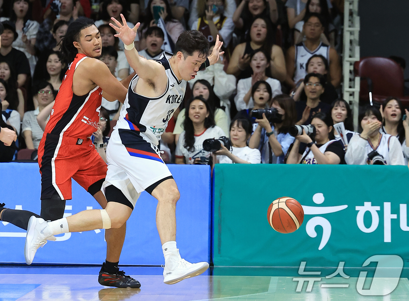 (안양=뉴스1) 박정호 기자 = 11일 오후 경기도 안양 정관장 체육관에서 열린 하나은행 초청 2025 남자농구 국가대표 평가전 대한민국과 일본의 경기에서 이승현이 밖으로 나가는 …