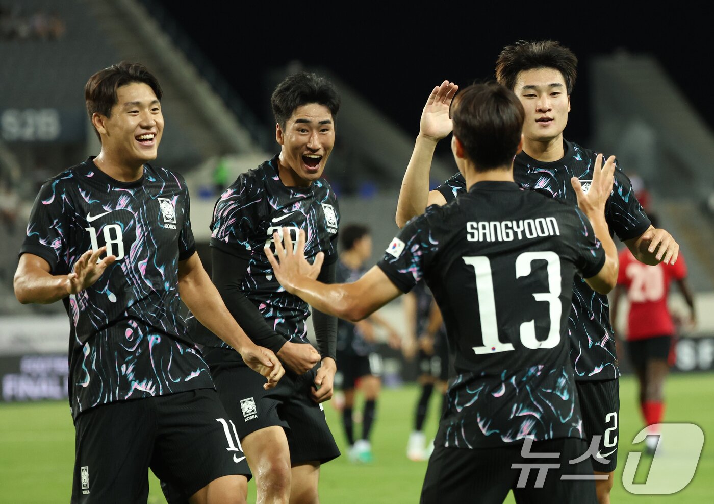 본문 이미지 - 강상윤이 11일 오후 경기 용인시 처인구 용인미르스타디움에서 열린 2025 동아시아축구연맹&#40;EAFF&#41; E-1 챔피언십 남자부 대한민국과 홍콩의 경기에서 득점한 뒤 선수들과 기뻐하고 있다. 2025.7.11/뉴스1 ⓒ News1 김영운 기자