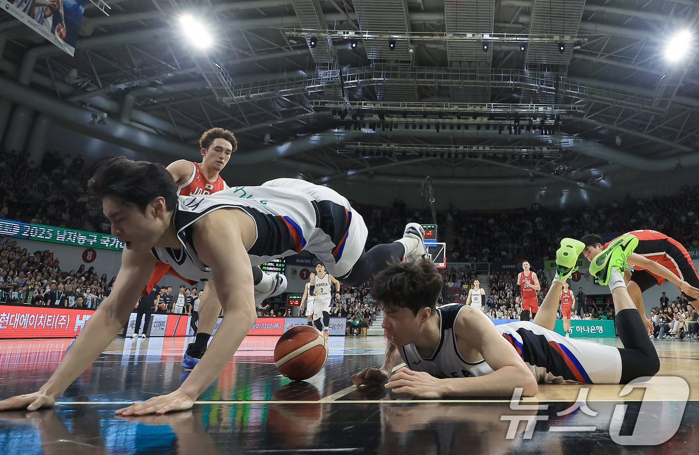 (안양=뉴스1) 박정호 기자 = 11일 오후 경기도 안양 정관장 체육관에서 열린 하나은행 초청 2025 남자농구 국가대표 평가전 대한민국과 일본의 경기에서 먼저 넘어진 이현중이 공 …