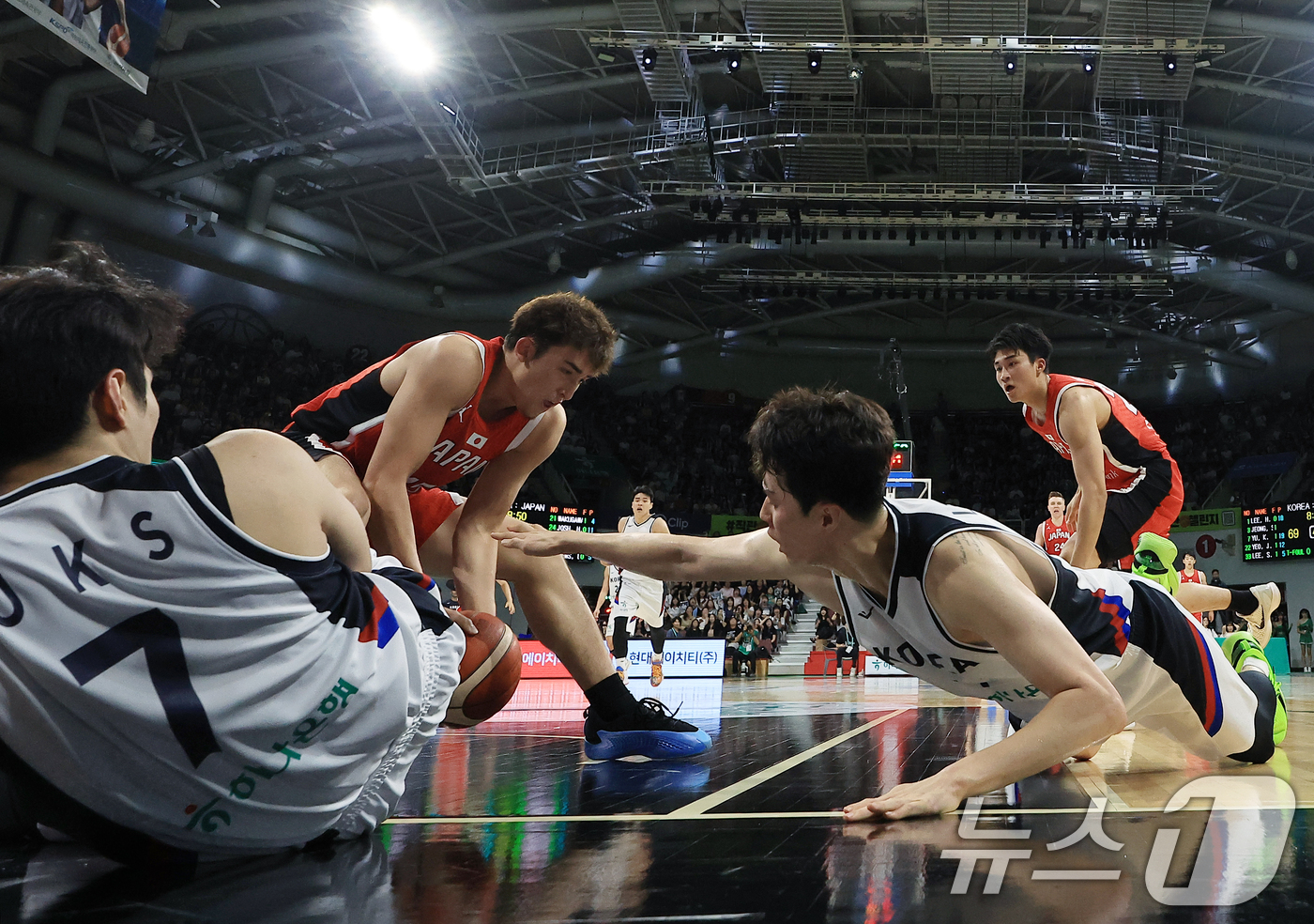 (안양=뉴스1) 박정호 기자 = 11일 오후 경기도 안양 정관장 체육관에서 열린 하나은행 초청 2025 남자농구 국가대표 평가전 대한민국과 일본의 경기에서 먼저 넘어진 이현중이 공 …