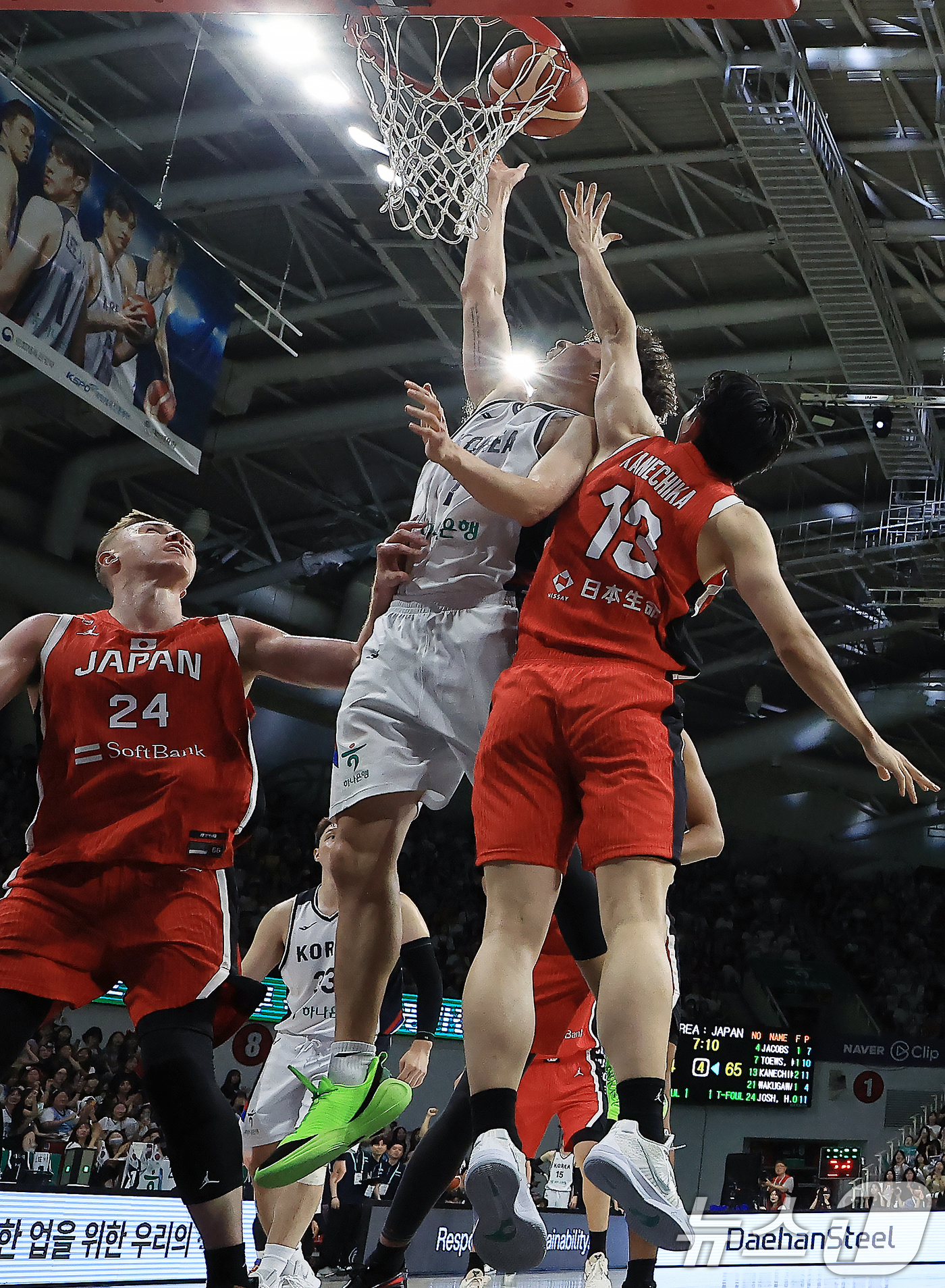 (안양=뉴스1) 박정호 기자 = 11일 오후 경기도 안양 정관장 체육관에서 열린 하나은행 초청 2025 남자농구 국가대표 평가전 대한민국과 일본의 경기에서 먼저 넘어진 이현중이 골 …