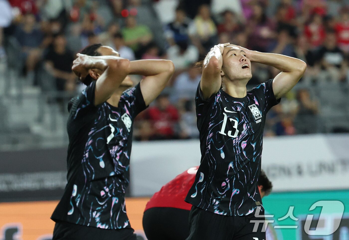 본문 이미지 - 강상윤이 11일 오후 경기 용인시 처인구 용인미르스타디움에서 열린 2025 동아시아축구연맹&#40;EAFF&#41; E-1 챔피언십 남자부 대한민국과 홍콩의 경기에서 아쉬워하고 있다. 2025.7.11/뉴스1 ⓒ News1 김영운 기자