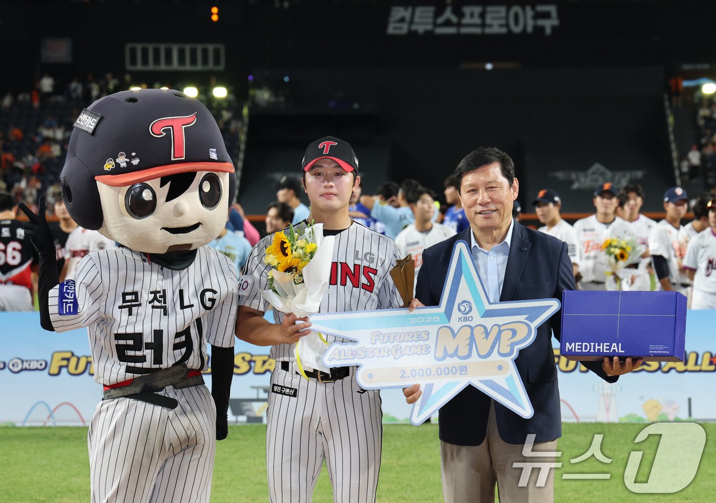 본문 이미지 - 11일 대전 한화생명볼파크에서 열린 KBO 퓨처스 올스타전에서 MVP를 수상한 손용준이 포즈를 취하고 있다. 2025.7.11/뉴스1 ⓒ News1 김기태 기자