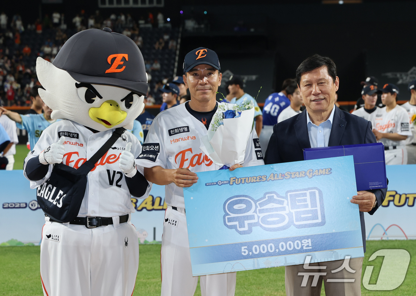 (대전=뉴스1) 김기태 기자 = 11일 대전 한화생명볼파크에서 열린 KBO 퓨처스 올스타전에서 우승한 북부올스타 이대진 감독이 수상후 기념촬영하고 있다. 2025.7.11/뉴스1