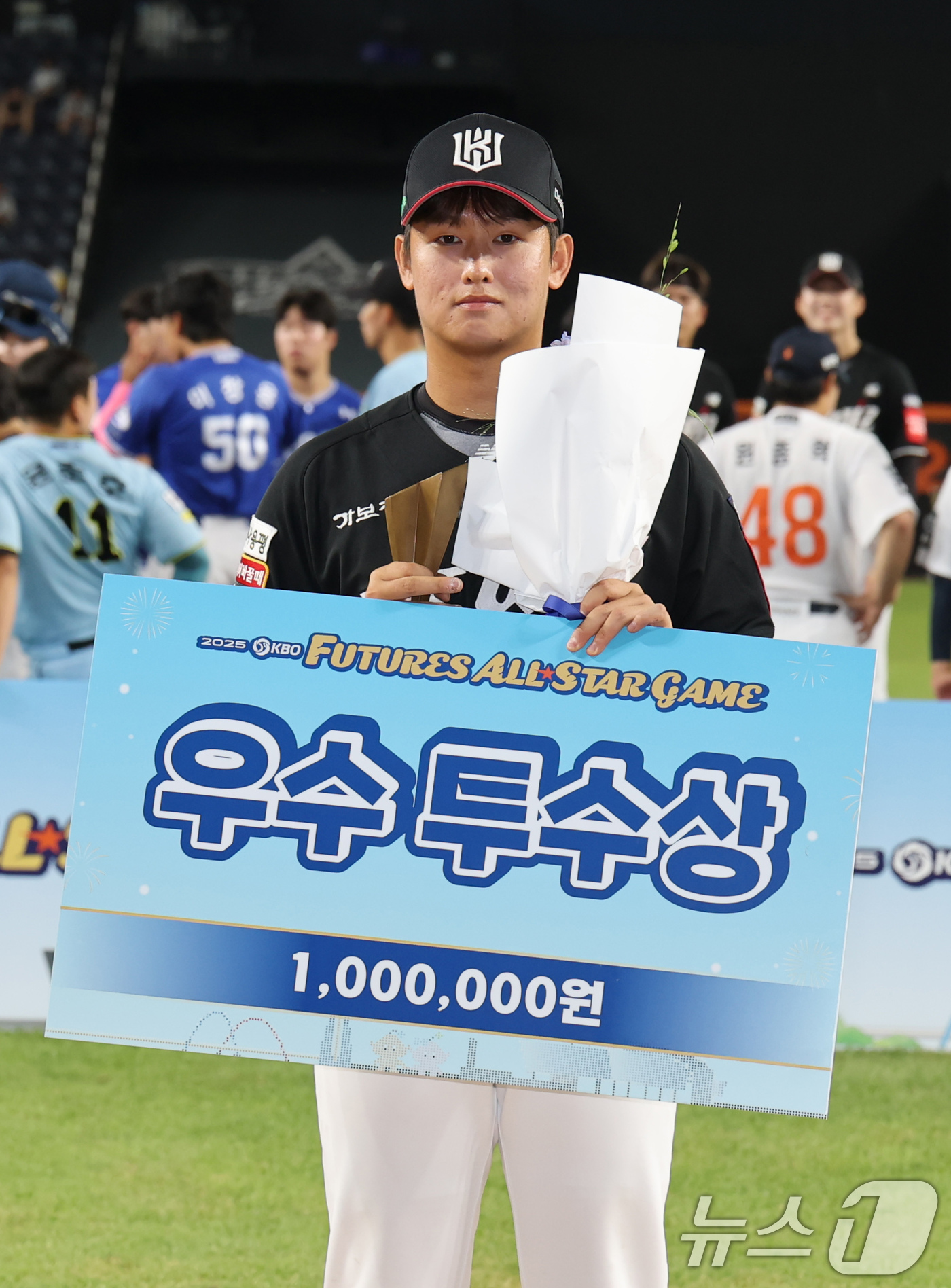(대전=뉴스1) 김기태 기자 = 11일 대전 한화생명볼파크에서 열린 KBO 퓨처스 올스타전에서 우수투수상을 수상한 강건이 포즈를 취하고 있다. 2025.7.11/뉴스1