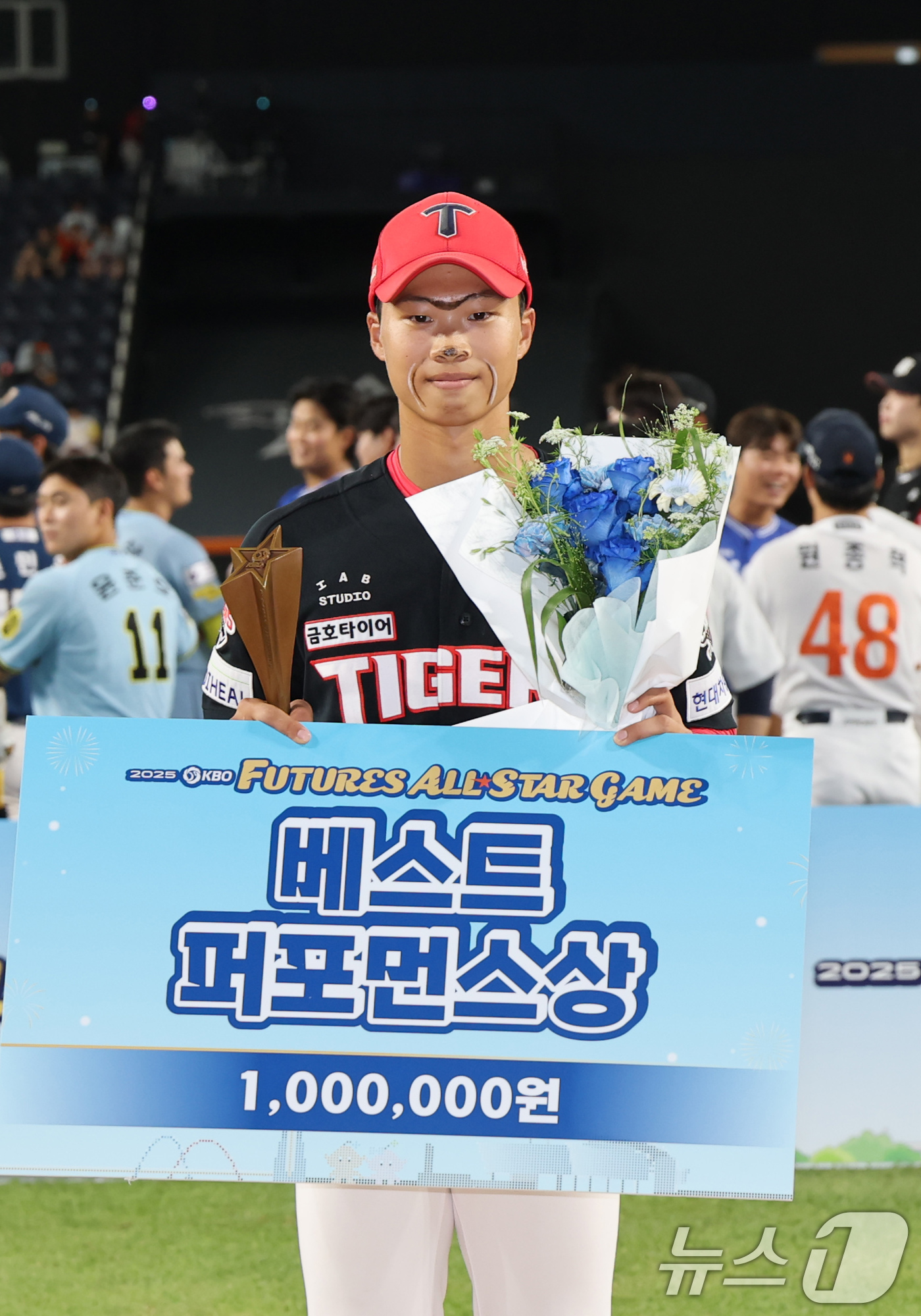 (대전=뉴스1) 김기태 기자 = 11일 대전 한화생명볼파크에서 열린 KBO 퓨처스 올스타전에서 베스트퍼포먼스상을 수상한 박재현이 포즈를 취하고 있다. 2025.7.11/뉴스1