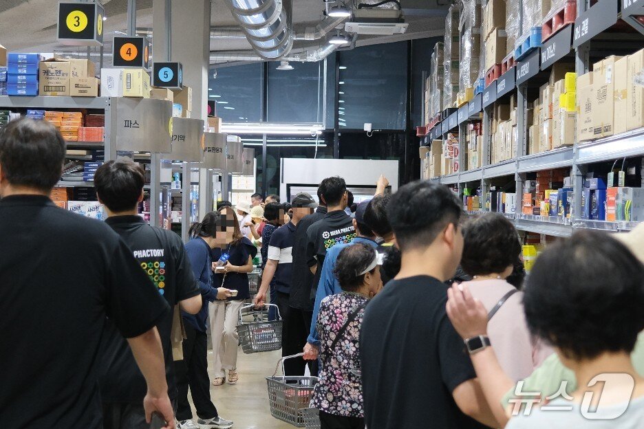 본문 이미지 - 10일 경기 성남시 수정구 메가팩토리 약국에서 손님들의 계산 대기줄이 늘어서 있다. 2025.7.10/뉴스1 ⓒ News1 이정환 기자