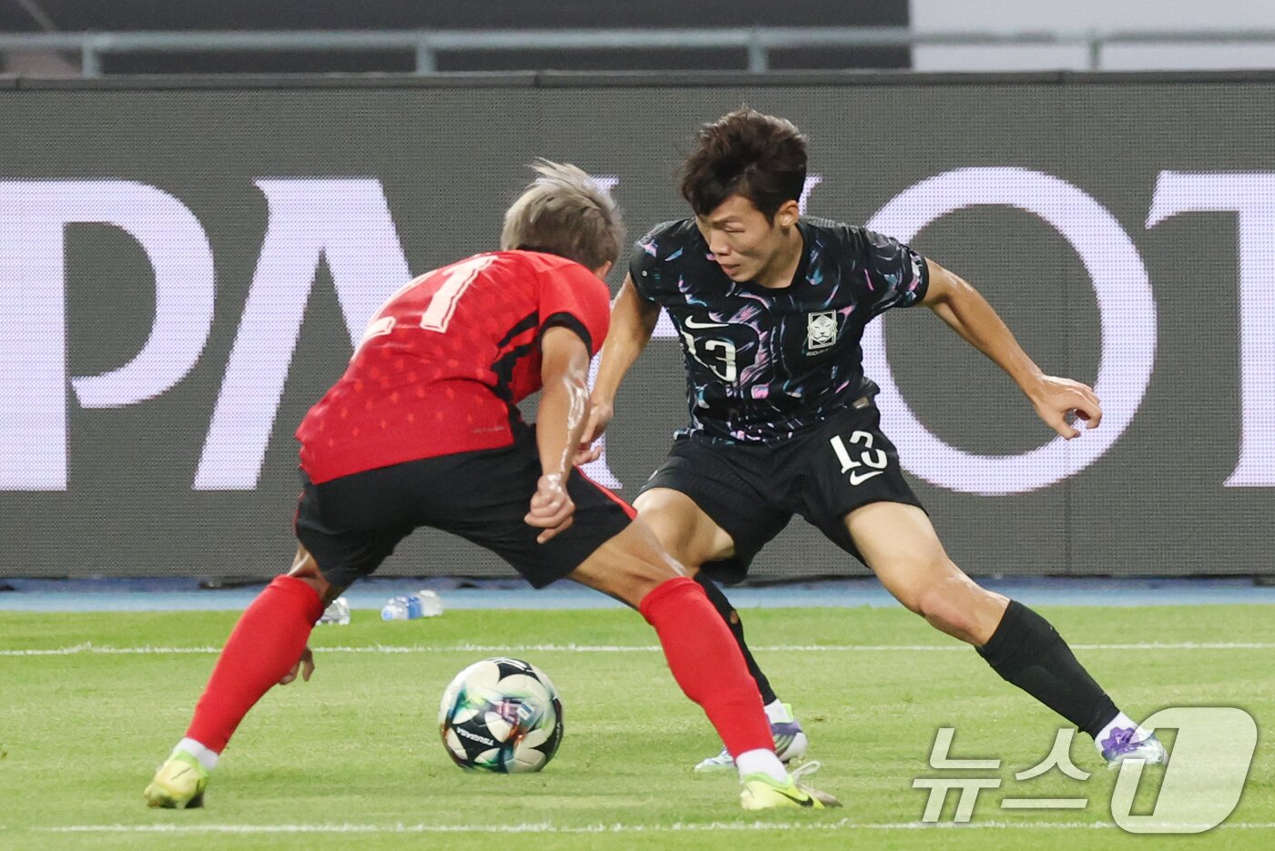 본문 이미지 - 강상윤이 11일 오후 경기 용인시 처인구 용인미르스타디움에서 열린 2025 동아시아축구연맹&#40;EAFF&#41; E-1 챔피언십 남자부 대한민국과 홍콩의 경기에서 공격을 하고 있다. 2025.7.11/뉴스1 ⓒ News1 김영운 기자