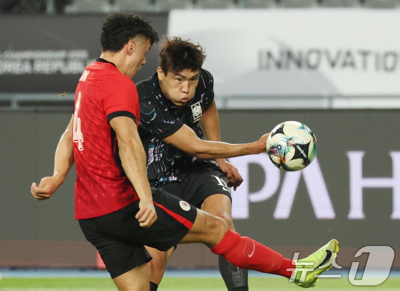 본문 이미지 - 이호재가 11일 오후 경기 용인시 처인구 용인미르스타디움에서 열린 2025 동아시아축구연맹&#40;EAFF&#41; E-1 챔피언십 남자부 대한민국과 홍콩의 경기에서 슛을 하고 있다. 2025.7.11/뉴스1 ⓒ News1 김영운 기자
