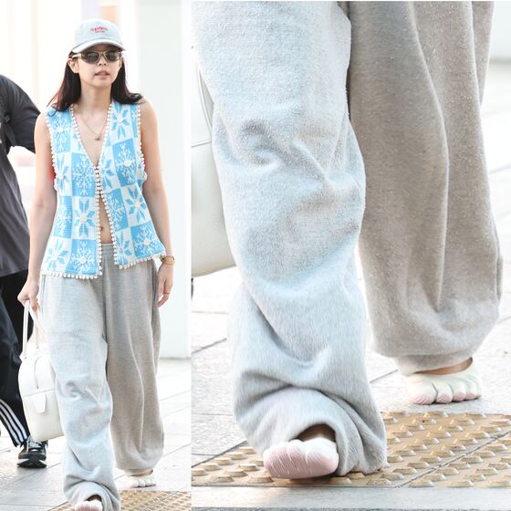 [뉴스1 ★]'신발 안 신은 줄!' 제니, 발가락 슈즈로 완성한 공항 힙템 룩