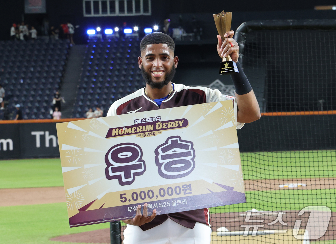 (대전=뉴스1) 김기태 기자 = 11일 대전 한화생명볼파크에서 열린 KBO 퓨처스 올스타전에서 홈런 레이스에 우승한 디아즈가 포즈를 취하고 있다. 2025.7.11/뉴스1