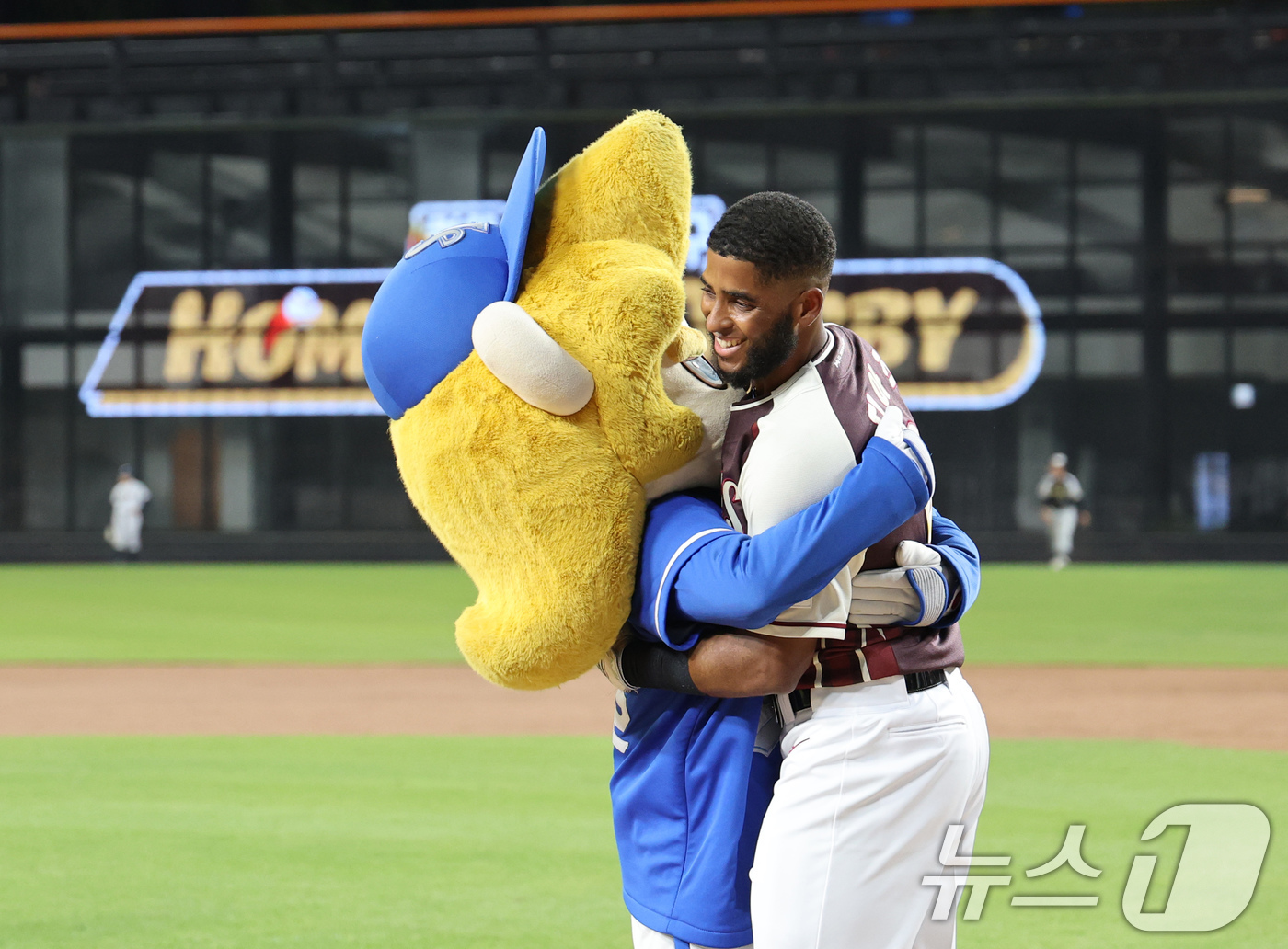 (대전=뉴스1) 김기태 기자 = 11일 대전 한화생명볼파크에서 열린 KBO 퓨처스 올스타전에서 디아즈가 홈런 레이스에서 우승하자 기뻐하고 있다. 2025.7.11/뉴스1