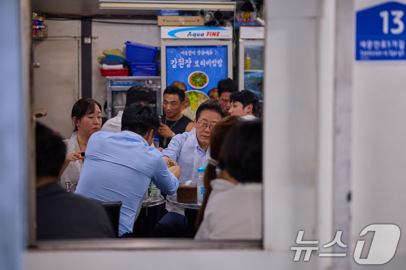 (서울=뉴스1) 허경 기자 = 이재명 대통령이 지난 11일 저녁 서울 종로구의 한 고깃집에서 직원들과 퇴근길 외식을 하고 있다. 이 대통령은 "소비 진작을 위해 저부터 외식을 많이 …