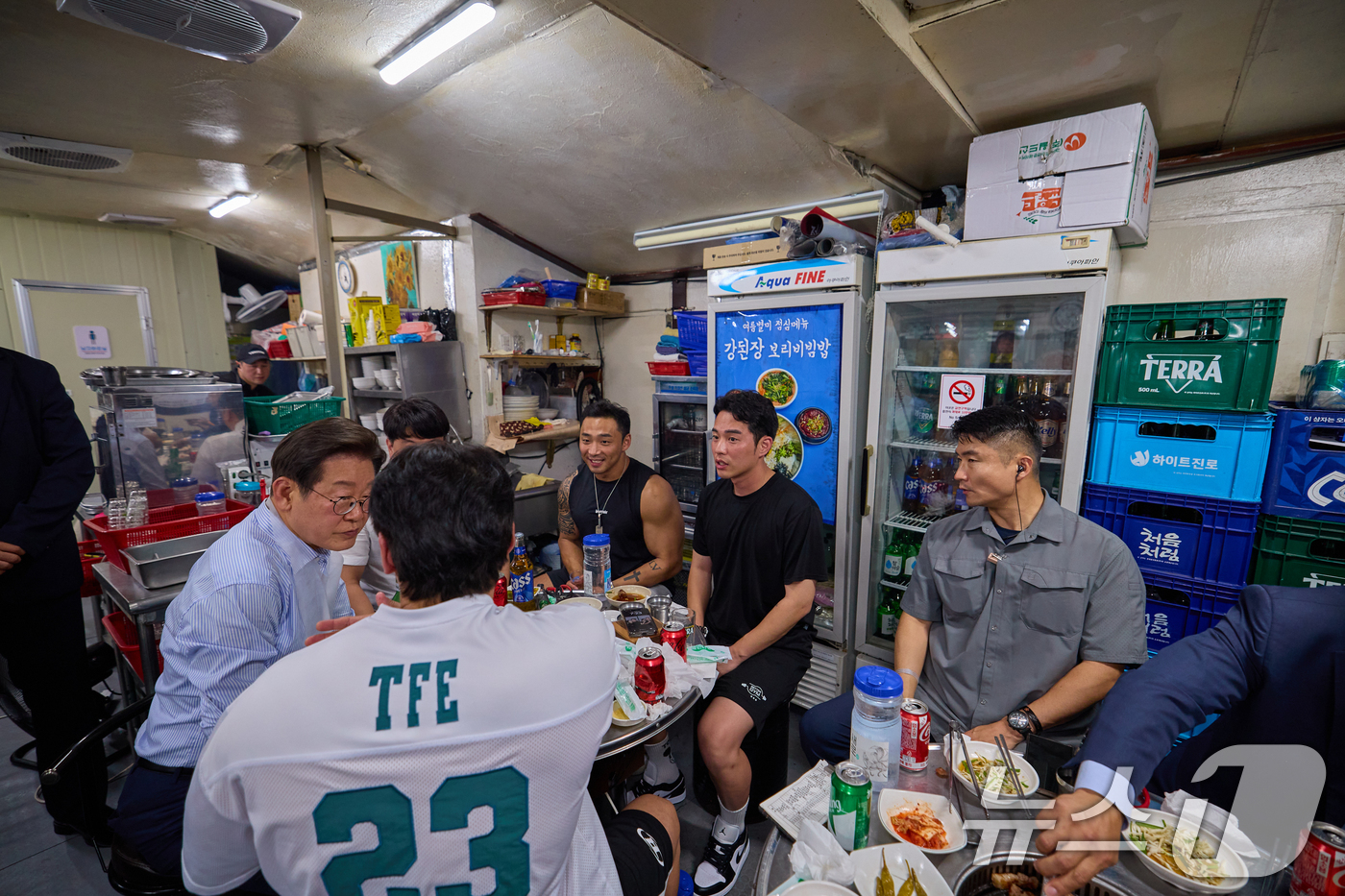 (서울=뉴스1) 허경 기자 = 이재명 대통령이 지난 11일 저녁 서울 종로구의 한 고깃집에서 시민, 직원들과 퇴근길 외식을 하고 있다. 이 대통령은 "소비 진작을 위해 저부터 외식 …