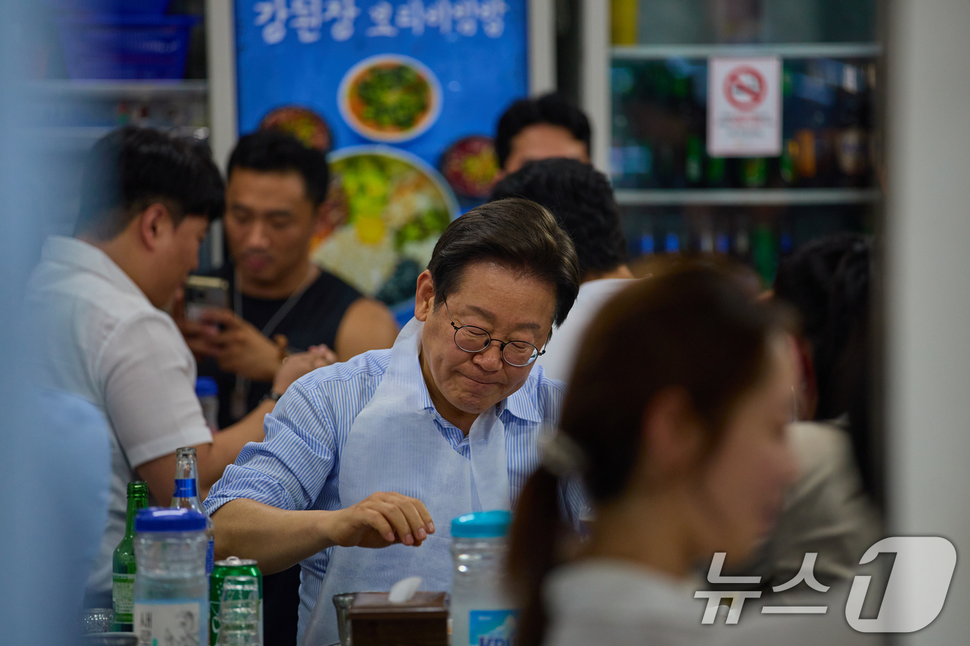 (서울=뉴스1) 허경 기자 = 이재명 대통령이 지난 11일 저녁 서울 종로구의 한 고깃집에서 직원들과 퇴근길 외식을 하고 있다. 이 대통령은 "소비 진작을 위해 저부터 외식을 많이 …