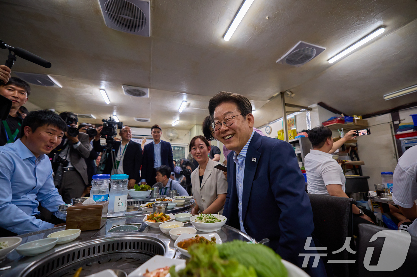 (서울=뉴스1) 허경 기자 = 이재명 대통령이 지난 11일 저녁 서울 종로구의 한 고깃집에서 직원들과 퇴근길 외식을 하고 있다. 이 대통령은 "소비 진작을 위해 저부터 외식을 많이 …
