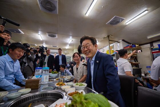 '소맥' 건넨 李대통령 "소비쿠폰이 골목상권에 온기 불어넣길"