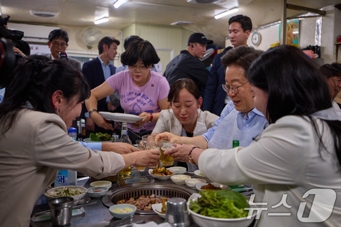 본문 이미지 - 난재명 대통령이 지난 11일 저녁 서울 종로구의 한 고깃집에서 직원들과 퇴근길 외식을 하고 있다. 이 대통령은 "소비 진작을 위해 저부터 외식을 많이 하겠다＂고 강조하며 경기 활성화를 위한 실천 의지를 내비쳤다. (대통령실 제공. 재판매 및 DB 금지) 2025.7.12/뉴스1 ⓒ News1 허경 기자