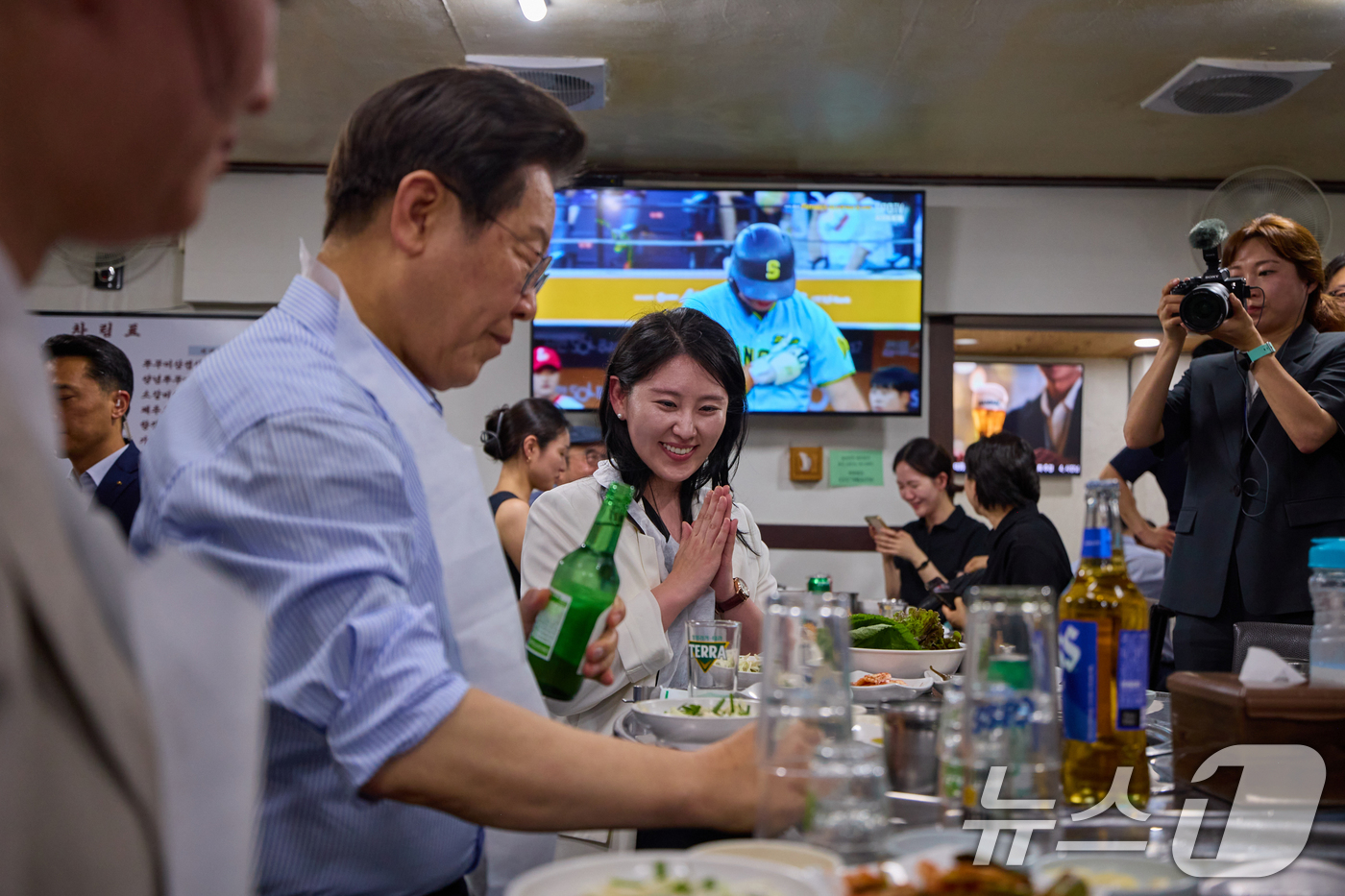 (서울=뉴스1) 허경 기자 = 이재명 대통령이 지난 11일 저녁 서울 종로구의 한 고깃집에서 직원들과 퇴근길 외식을 하고 있다. 이 대통령은 "소비 진작을 위해 저부터 외식을 많이 …