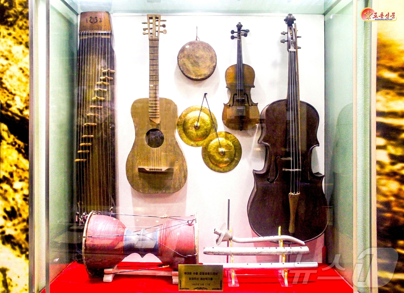 (평양 노동신문=뉴스1) = 북한 노동당 기관지 노동신문은 12일 조국해방전쟁승리 기념관을 조명하며 "전화의 나날 인민군 용사들이 만들어 이용한 화선악기들"의 모습을 보도했다. [ …