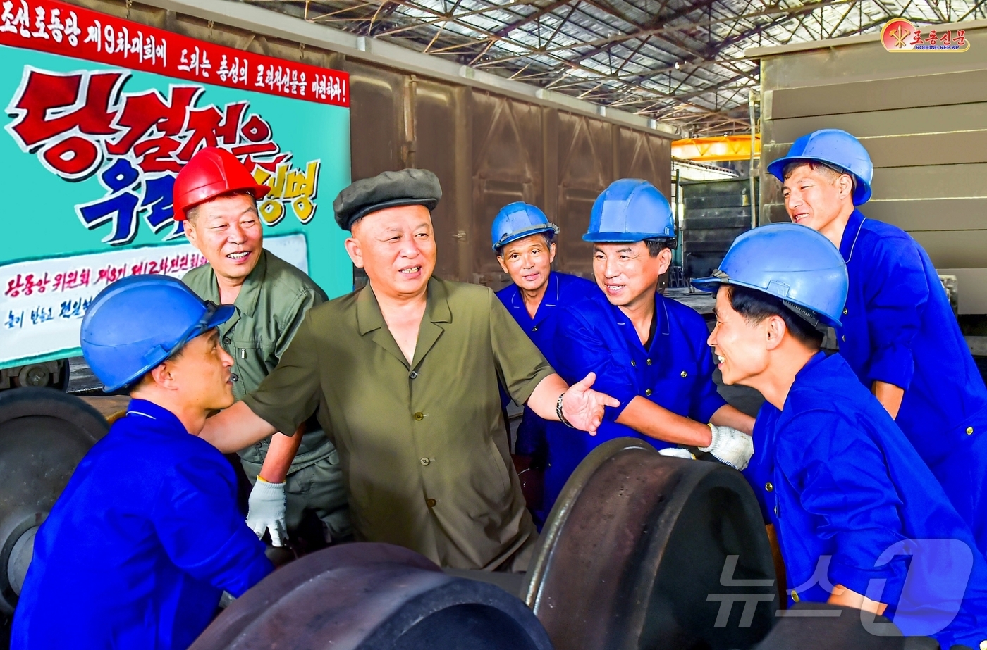 (평양 노동신문=뉴스1) = 북한 노동당 기관지 노동신문은 12일 "평양조차장객화차대에서 초급당일군(간부)들이 대중을 당결정관철에로 불러일으키고 있다"고 보도했다. [국내에서만 사 …