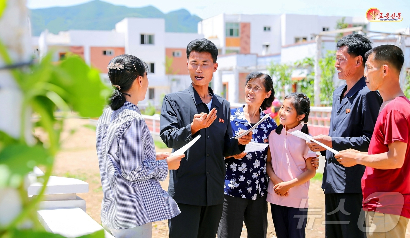 (평양 노동신문=뉴스1) = 북한 노동당 기관지 노동신문은 12일 한 고급중학교 교원이 농장원들에게 당정책해설선전을 진행하고 있다고 전했다. [국내에서만 사용가능. 재배포 금지. …