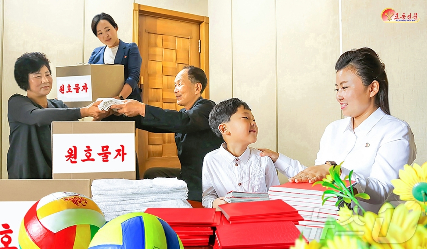 (평양 노동신문=뉴스1) = 북한 노동당 기관지 노동신문은 12일 주민들이 "애국의 마음을 안고 원호사업에 지성을 바쳐간다"고 보도했다. [국내에서만 사용가능. 재배포 금지. DB …