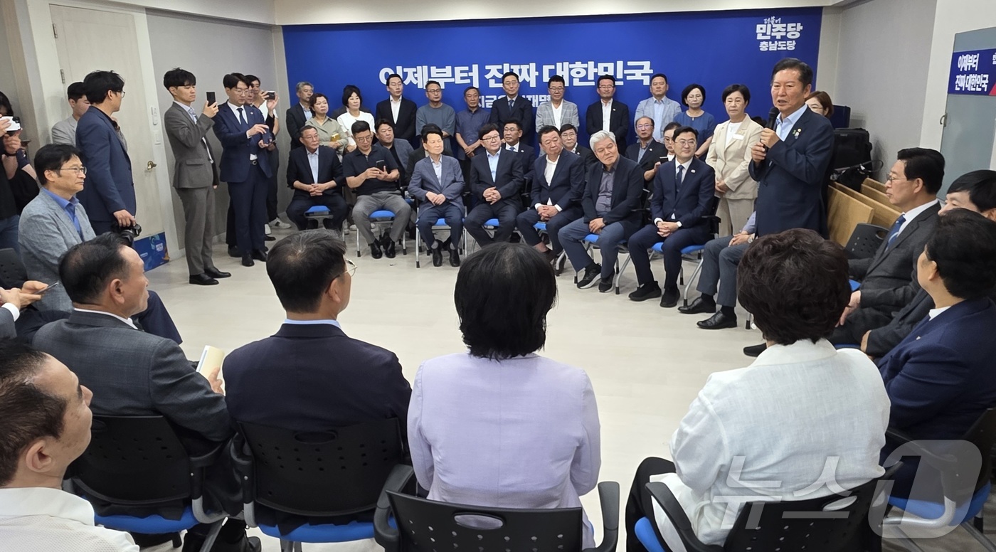 (천안=뉴스1) 이시우 기자 = 정청래 더불어민주당 당대표 후보가 12일 충남 천안시 서북구 더불어민주당 충남도당에서 열린  '천안아산 핵심당원 간담회'에서 당원들에게 인사말을 하 …