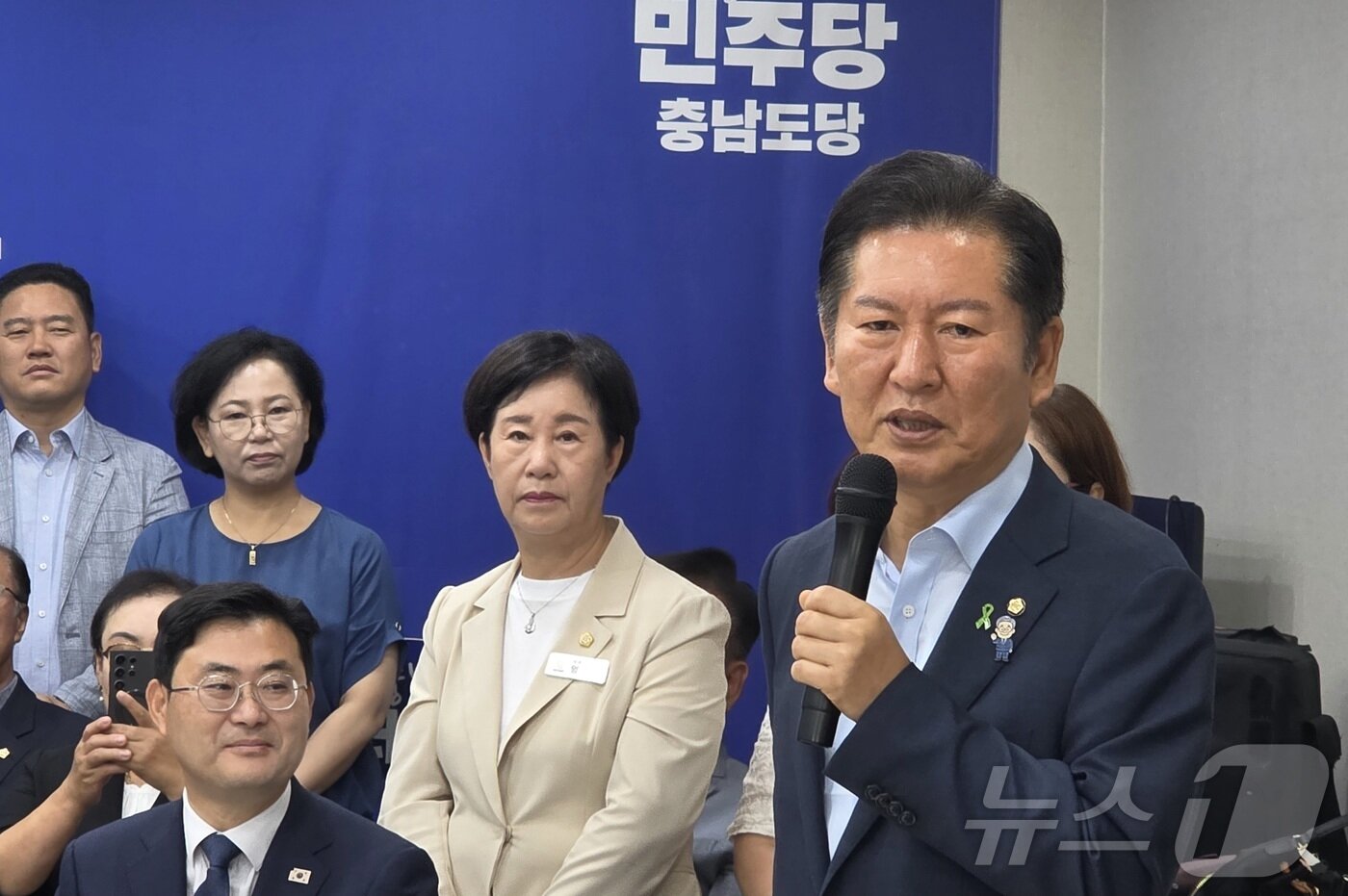 본문 이미지 - 12일 충남 천안시 서북구 더불어민주당 충남도당에서 당대표 선거에 출마한 정청래 의원이 &#39;천안아산 핵심당원 간담회&#39;에 참석해 당원들에게 인사말을 하고 있다. 2025.7.12/뉴스1 ⓒ News1 이시우 기자