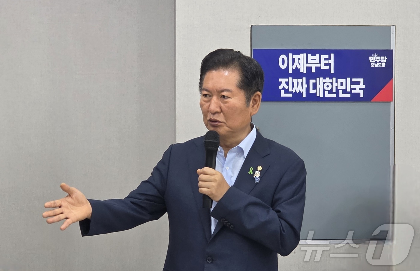 (천안=뉴스1) 이시우 기자 = 정청래 더불어민주당 당대표 후보가 12일 충남 천안시 서북구 더불어민주당 충남도당에서 열린  '천안아산 핵심당원 간담회'에서 당원들에게 인사말을 하 …