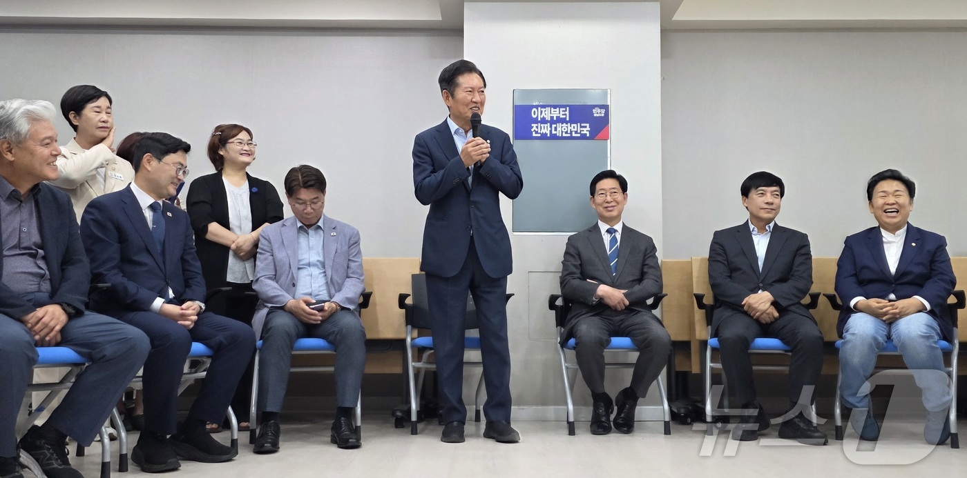 (천안=뉴스1) 이시우 기자 = 정청래 더불어민주당 당대표 후보가 12일 충남 천안시 서북구 더불어민주당 충남도당에서 열린  '천안아산 핵심당원 간담회'에서 당원들에게 출마 이유를 …