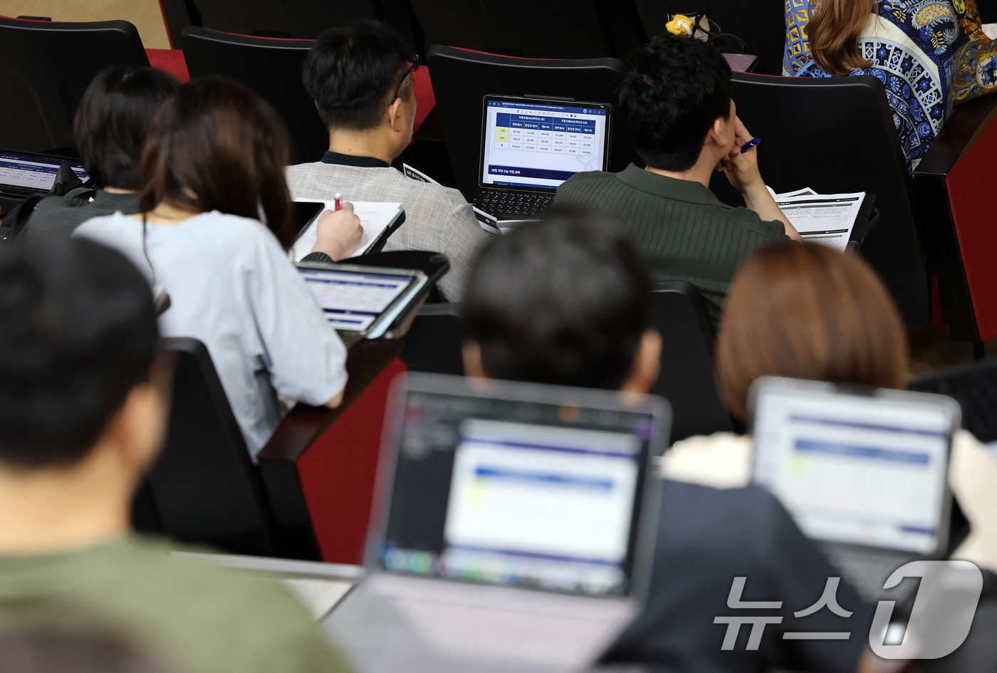 (서울=뉴스1) 이동해 기자 = 12일 중구 교육연구정보원에서 열린 '2026 대입 수시모집 대비 진학지도 설명회'에서 고등학교 3학년 지도교사들이 지원 전략에 대한 설명을 듣고 …