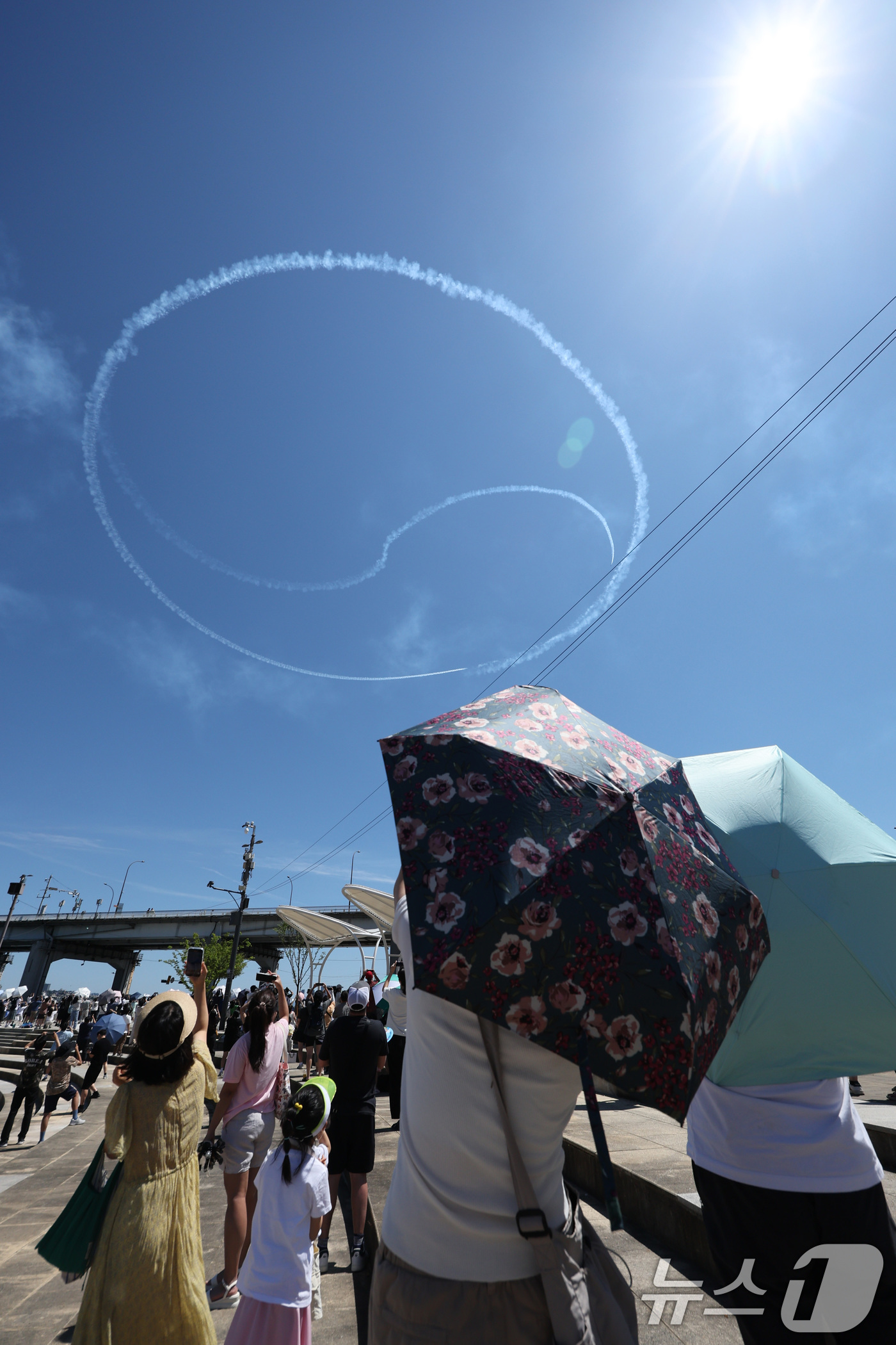 (서울=뉴스1) 신웅수 기자 = 12일 오전 서울 반포한강공원 일대에서 공군 특수비행팀 블랙이글스가 제1회 방위산업의 날 계기 시민 참여 페스티벌을 기념해 에어쇼를 펼치고 있다. …