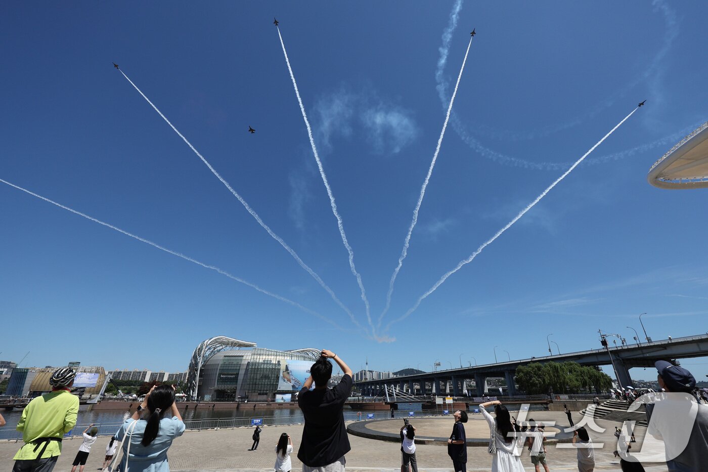 본문 이미지 - 12일 오전 서울 반포한강공원 일대에서 공군 특수비행팀 블랙이글스가 제1회 방위산업의 날 계기 시민 참여 페스티벌을 기념해 에어쇼를 펼치고 있다. 2025.7.12/뉴스1 ⓒ News1 신웅수 기자