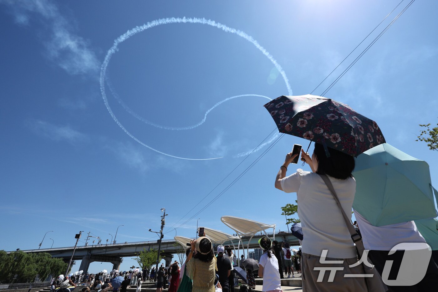 본문 이미지 - 12일 오전 서울 반포한강공원 일대에서 공군 특수비행팀 블랙이글스가 제1회 방위산업의 날 계기 시민 참여 페스티벌을 기념해 에어쇼를 펼치고 있다. 2025.7.12/뉴스1 ⓒ News1 신웅수 기자