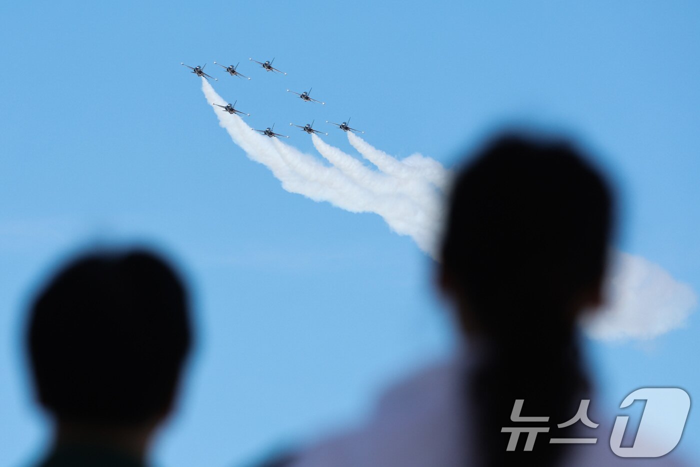 본문 이미지 - 12일 오전 서울 반포한강공원 일대에서 공군 특수비행팀 블랙이글스가 제1회 방위산업의 날 계기 시민 참여 페스티벌을 기념해 에어쇼를 펼치고 있다. 2025.7.12/뉴스1 ⓒ News1 신웅수 기자
