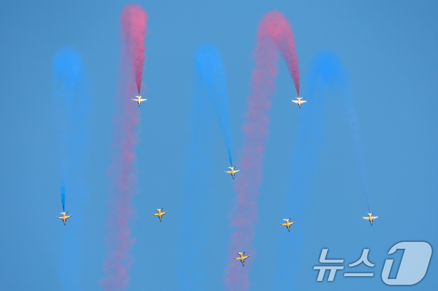 (서울=뉴스1) 신웅수 기자 = 12일 오전 서울 반포한강공원 일대에서 공군 특수비행팀 블랙이글스가 제1회 방위산업의 날 계기 시민 참여 페스티벌을 기념해 에어쇼를 펼치고 있다. …