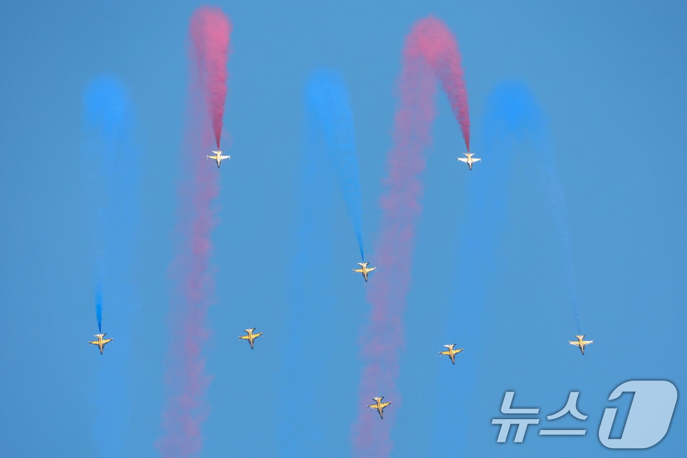 본문 이미지 - 12일 오전 서울 반포한강공원 일대에서 공군 특수비행팀 블랙이글스가 제1회 방위산업의 날 계기 시민 참여 페스티벌을 기념해 에어쇼를 펼치고 있다. 2025.7.12/뉴스1 ⓒ News1 신웅수 기자