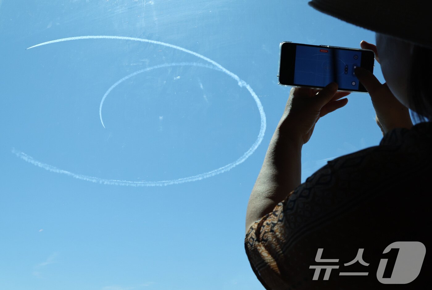 본문 이미지 - 12일 오전 서울 시내 상공에서 공군 특수비행팀 블랙이글스가 제1회 방위산업의 날 계기 시민 참여 페스티벌을 기념해 에어쇼를 펼치고 있다. 2025.7.12/뉴스1 ⓒ News1 이동해 기자