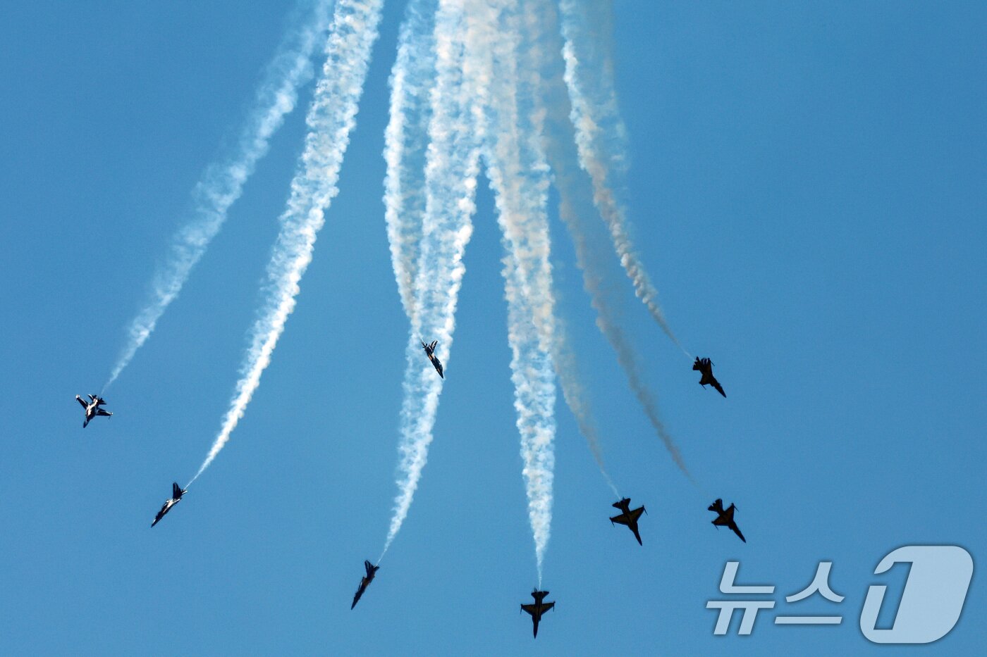본문 이미지 - 12일 오전 서울 시내 상공에서 공군 특수비행팀 블랙이글스가 제1회 방위산업의 날 계기 시민 참여 페스티벌을 기념해 에어쇼를 펼치고 있다. 2025.7.12/뉴스1 ⓒ News1 이동해 기자