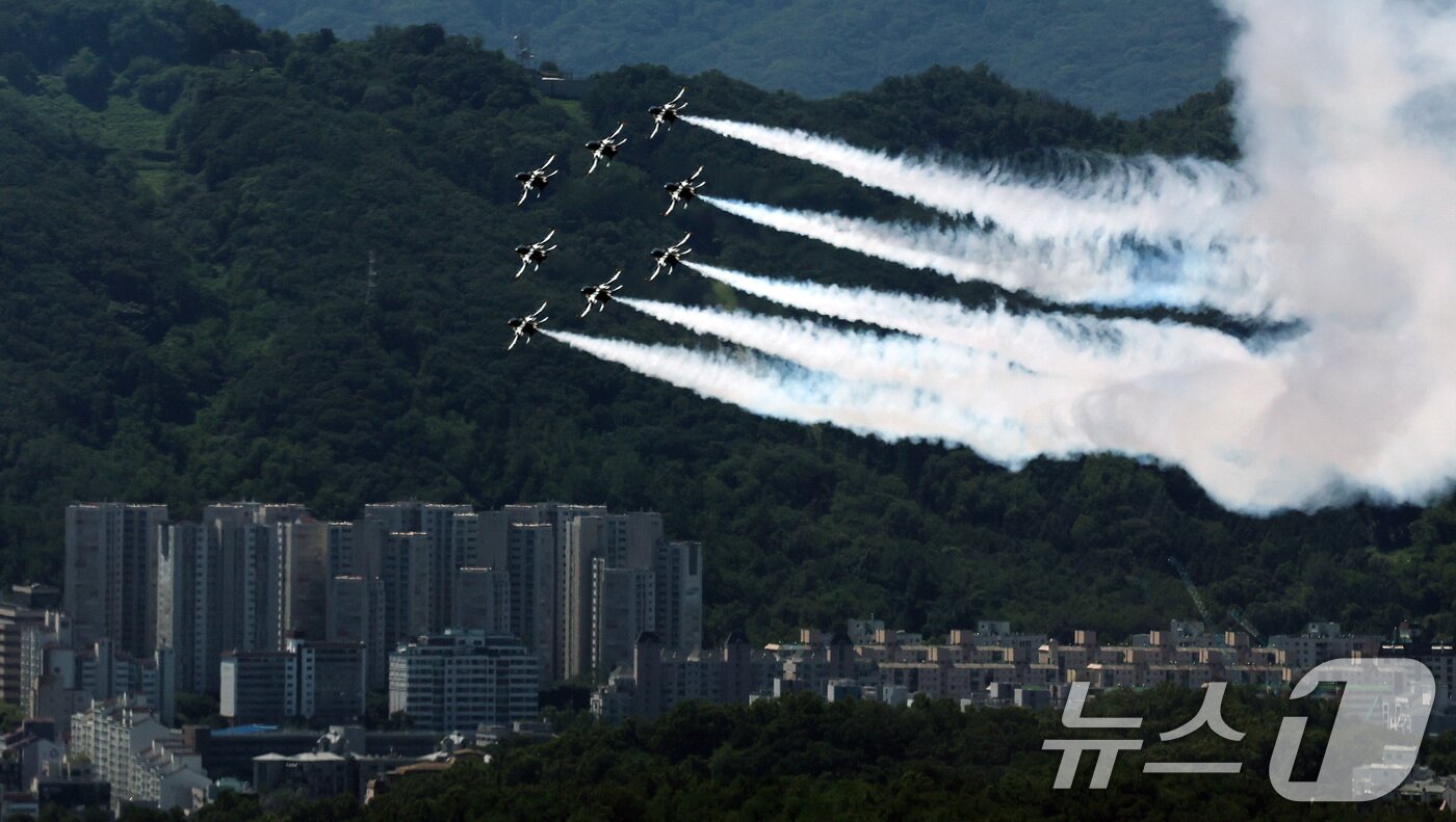 본문 이미지 - 12일 오전 서울 시내 상공에서 공군 특수비행팀 블랙이글스가 제1회 방위산업의 날 계기 시민 참여 페스티벌을 기념해 에어쇼를 펼치고 있다. 2025.7.12/뉴스1 ⓒ News1 이동해 기자